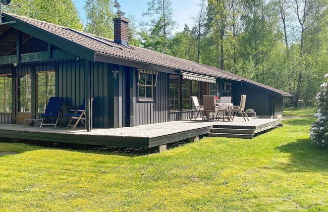 Charming Lakeside Cottage Getaway - Photo 34