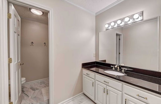 Lakefront Home Private Dock, Tiki Bar, Firepit Shore to Please by Avantstay - Foto 13