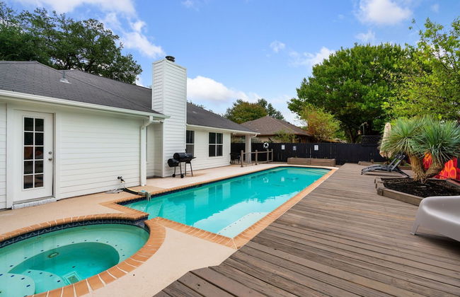 High End Home w Pool Hot Tub Gameroom - Photo 36