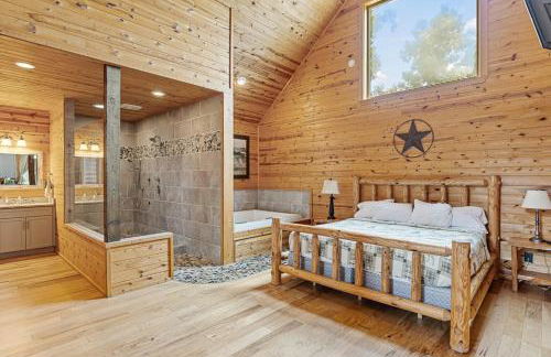 Romantic Cabin w Rain Shower & Spa Tub - Photo 21