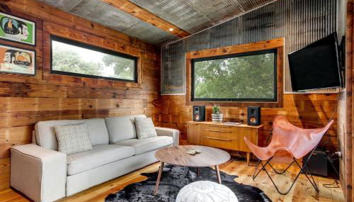 Artisan Cabin with Beautiful Decor and a Classic Fire Pit near Austin, Texas - Photo 2