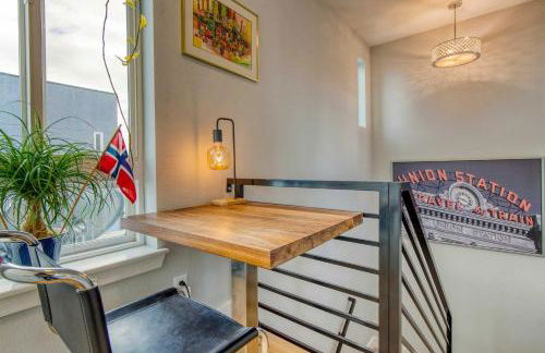 Walk to Empower Field Townhome with Hot Tub! - Foto 23