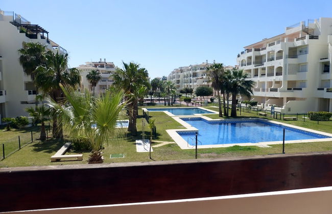 Beautiful 2 Bedroom 2 Bathroom Apartment With Pool - Photo 17