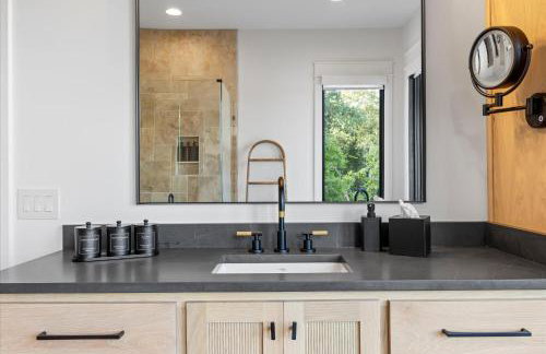 Luxe Lake Martin Home Pool Hot Tub Boat Dock - Foto 26