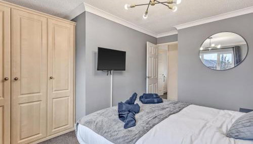 Modern Terraced House with Private Garden, Near Airport & MET Office - Foto 4