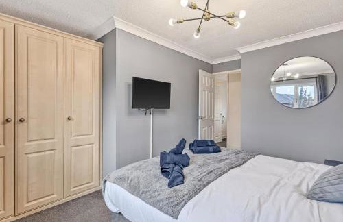 Modern Terraced House with Private Garden, Near Airport & MET Office - Foto 4