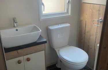 Luxury 6 Berth Caravan, Marton Mere - Photo 13