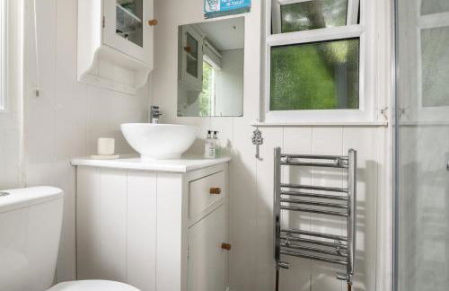 Woodland Art Studio - Cosy Woodland Studio with Private Hot Tub - Photo 10