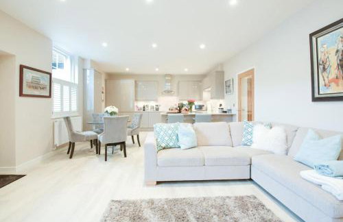 Elegant Epsom Flat in Period Building - Photo 1