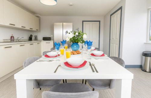 Free Parking and Garden 3 Bedroom Sleeps 8 guests - Photo 15