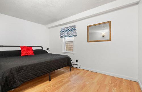 Downtown Beverly Apartment 8 Minutes to Salem and has King Beds - Photo 40