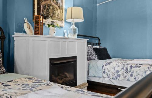 Elegant Manor w Private Yard & Modern Amenities - Foto 42