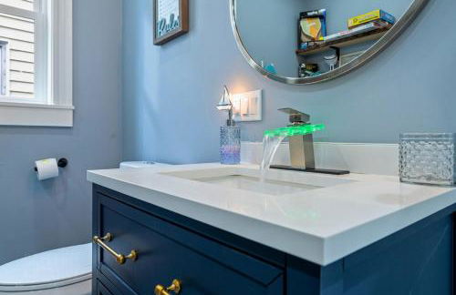 Luxe Coastal Retreat with Hot Tub & Spring Fires - Foto 26