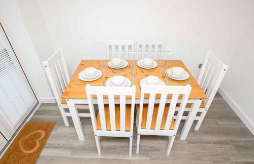 Cosy 5 Bedroom House With Parking - Foto 8