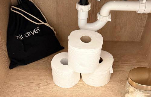 Modern & Spacious 2BR Apartment with Gym & Parking - Photo 17