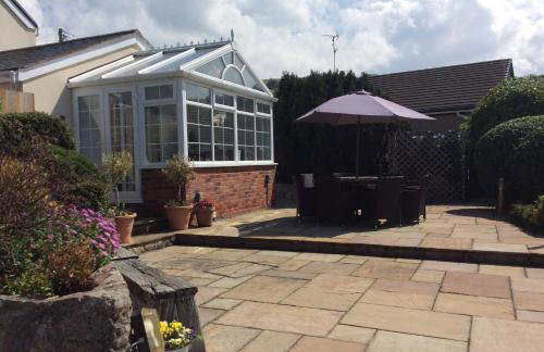 Ty Bach, 1 bedroom home with hot tub and views - Photo 3