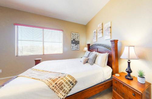 Snowbird-friendly home with fast WiFi, central AC, and private pool - Foto 12