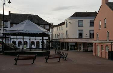 The Sawmills, Carlisle - Spacious 4 Bedroom Family House - Free WiFi - & Parking - Walk to Carlisle Castle - Foto 64