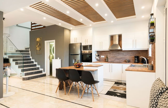 Superb Villa - Private Pool Jacuzzi Sauna Gym - Photo 9