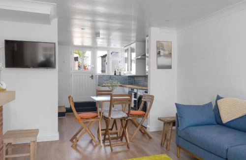 Serene Cottage Nr the Waterfront Topsham - Photo 23