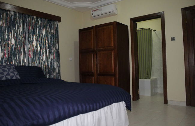 Evergreen Apartments - Photo 2