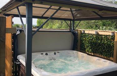 Spacious Lodge With Hot Tub - Foto 15