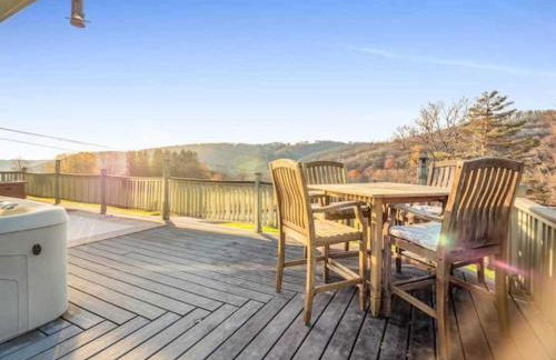 The Eagles Nest, Couples Escape - Hot Tub & Views! - Foto 38