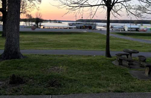 Classic Lakeside Estate Stay with Cozy Living Spaces & Outdoor Adventures in Kuttawa, Kentucky - Foto 31