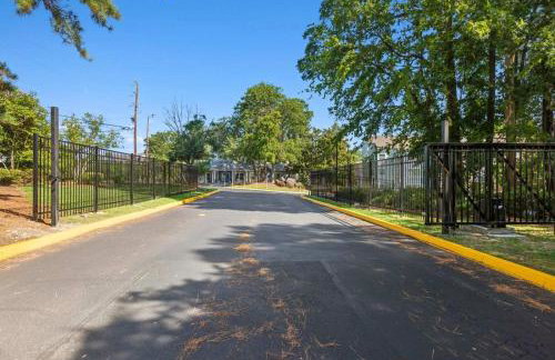 New Seasonal Comfort near USC and Riverwalk Trails - Foto 52