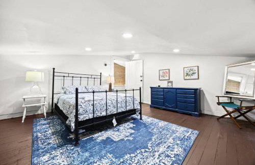 Elegant Manor w Private Yard & Modern Amenities - Foto 50