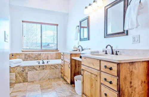 Family Fun Fireplace & Huge Deck - Photo 28