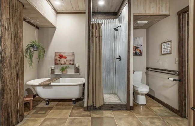 The Log Palace Private Guest Suite 2 Bedroom Cabin by RedAwning - Foto 7