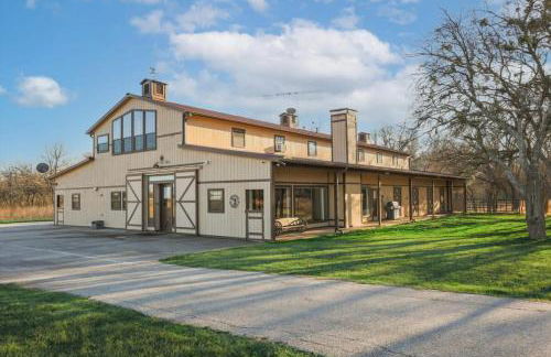 Spacious Ranch Style Home w Cinema Room - Foto 45