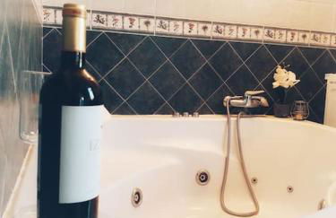 The perfect place to relax Bedroom with hot tub, beautiful tropical garden area. Bbq and big open spaces through all the house.It is located in a quiet place, but still 5 min away from the touristic Puerto Rico and walking distance from the beach - Foto 21