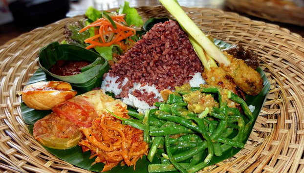 ResiRest - Joining a local family at their eating table in Bali - Photo 3