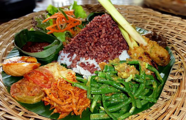 ResiRest - Joining a local family at their eating table in Bali - Photo 3