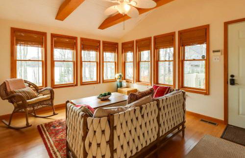 Lakefront Poconos Family Home with Pool Access - Foto 10