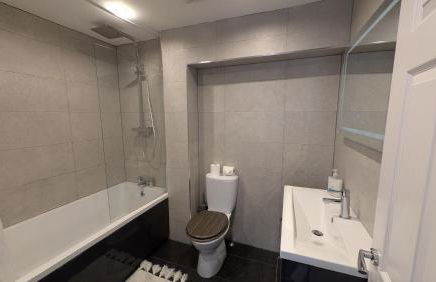 Large Modern House with Private Parking - Foto 64