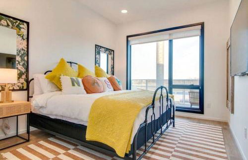 Stylish downtown condo w/ pool & parking - Foto 1