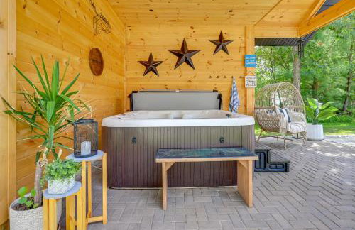 Private Hot Tub, Deck! Group Getaway in Friendship - Foto 23