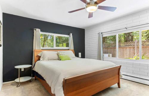 Relaxing River Retreat Near Moms Beach with Patio - Foto 2