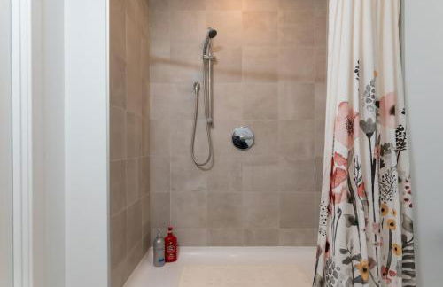 High Rise Retreat w City Skyline Views Shared Gym - Photo 30