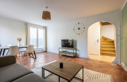 L'Oasis - Duplex - Parking Privé Gratuit - Terrasse Privée - 10mn RERD-T12 - 2 bedrooms - De 1 à 6 personnes - Shopping Mall - Primark - Piscine - Patinoire - Théâtre - Cinéma - Bibliothèque - Foto 18