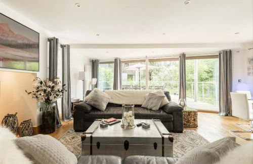 Modern contemporary home in beautiful setting - Foto 10