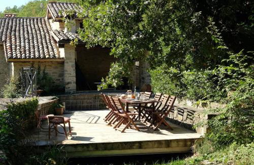 restored water mill with rockpools and waterfall - Foto 34