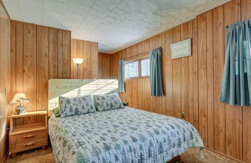 Lakefront Townsend Cabin with Fire Pit and Dock! - Foto 13