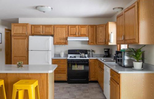 Smuggler's Notch Mountain House with hot tub & river - Foto 17