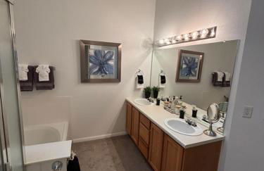 Unwind in Style in this stunning townhome retreat - Foto 30