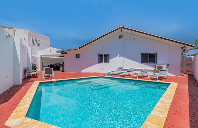 3BR 3BA Pool Downtown Short Walk to Beach - Foto 1