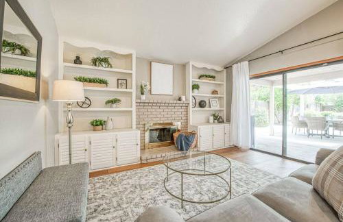 Stylish 3BR/2BA Retreat w/ Pool! Dream Getaway - Foto 1